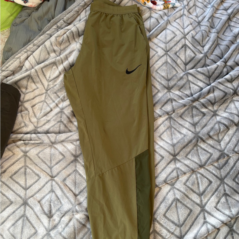 🌿 Nike Dri-Fit Woven Training Pants – XL – Olive Green – Athletic Joggers 🌿